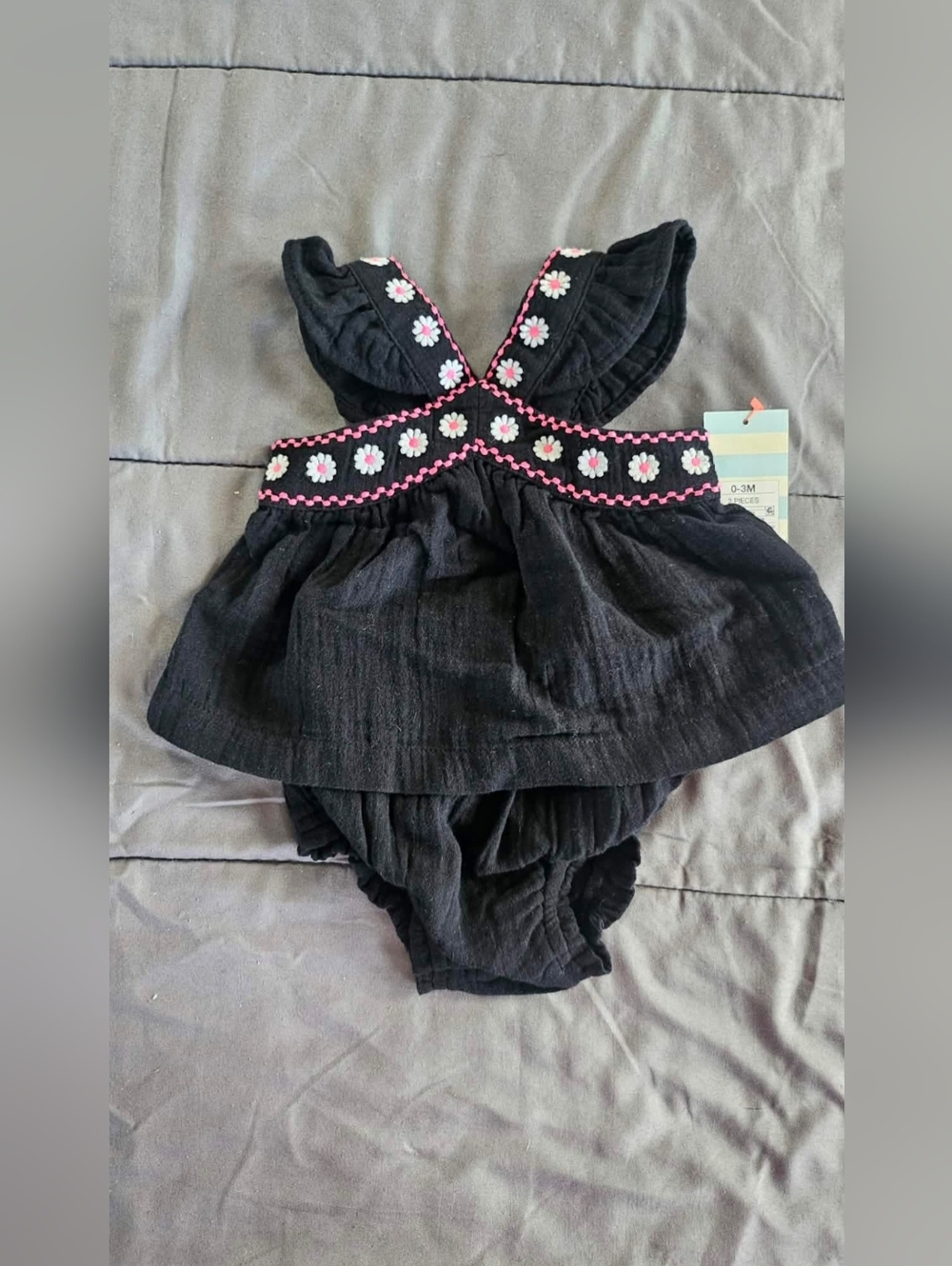 New Cute baby girl outfit size 0-3M, embroidered flowers